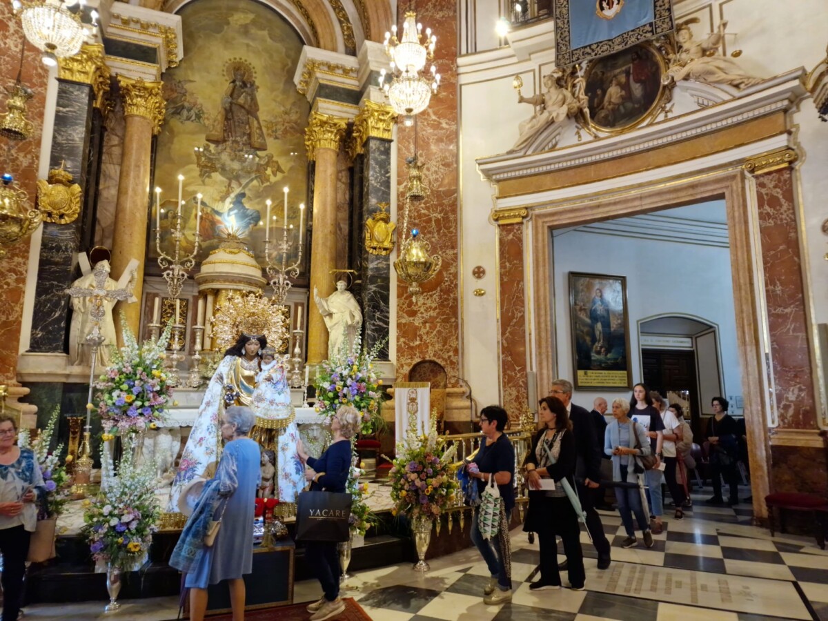 Besamanos a la Virgen de los Desamparados